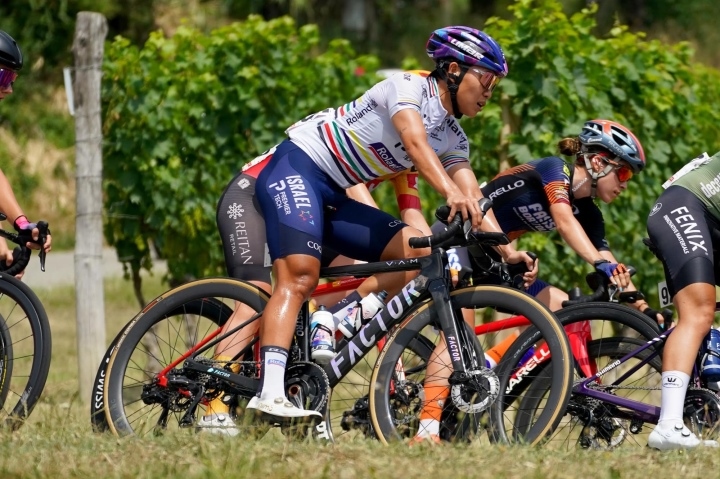 VN cyclist has accident, leaves Giro d'Italia Donne 2023